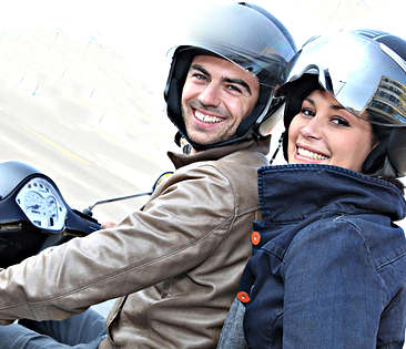 Mopedversicherung: Mann und Frau auf Moped